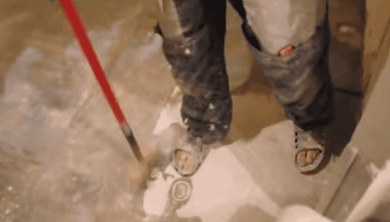 Убранный пол обработайте пропиткой. После чего вновь разложите нагреваемый электрический пол на поверхности согласно выбранной схеме раскладки.